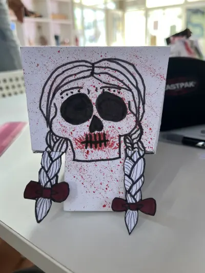 Caveira Estilo Wednesday Addams